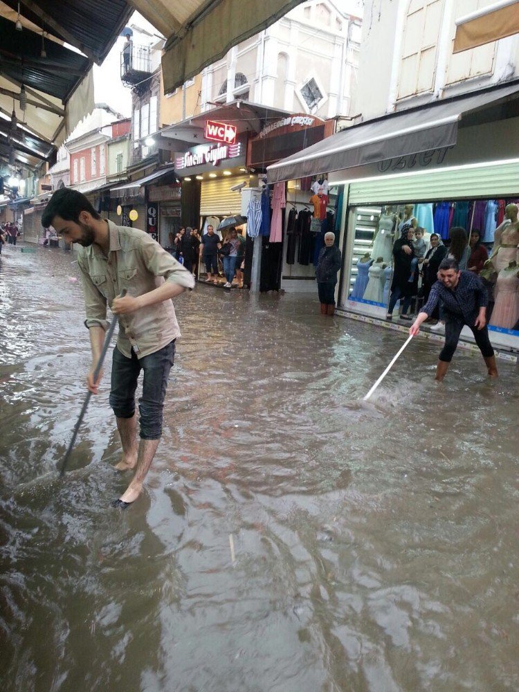 İzmir’de Hayatı Felç Eden Yağmurla Araçlar Da Sürüklendi