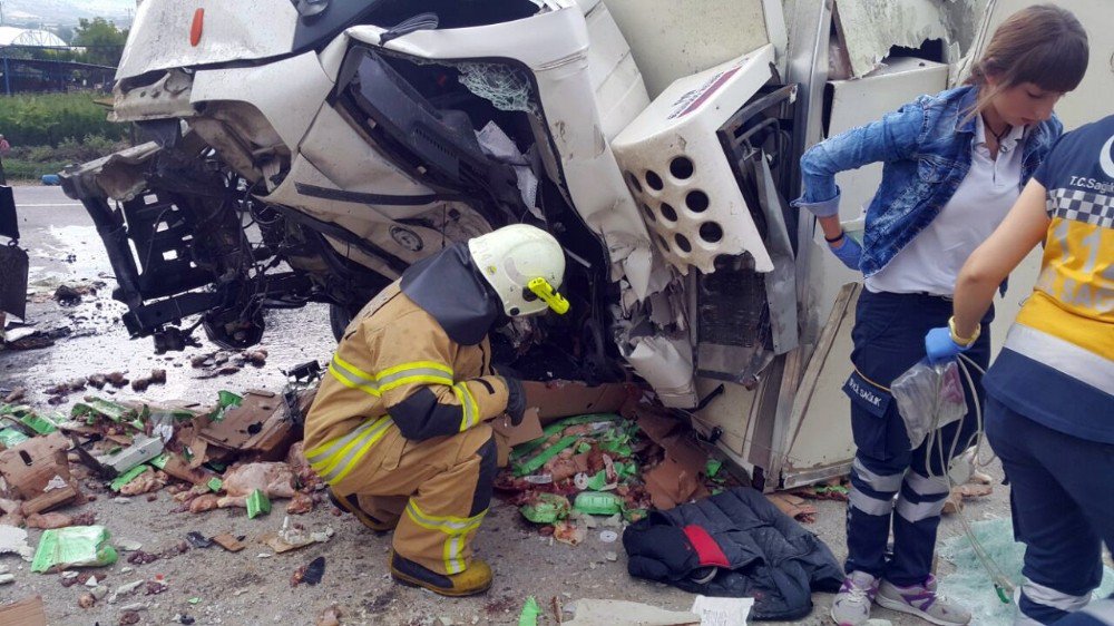 Tanker Ve Kamyon Kafa Kafaya Çarpıştı: 1 Ölü, 2 Yaralı