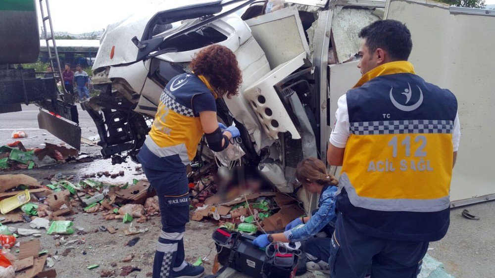 Tanker Ve Kamyon Kafa Kafaya Çarpıştı: 1 Ölü, 2 Yaralı