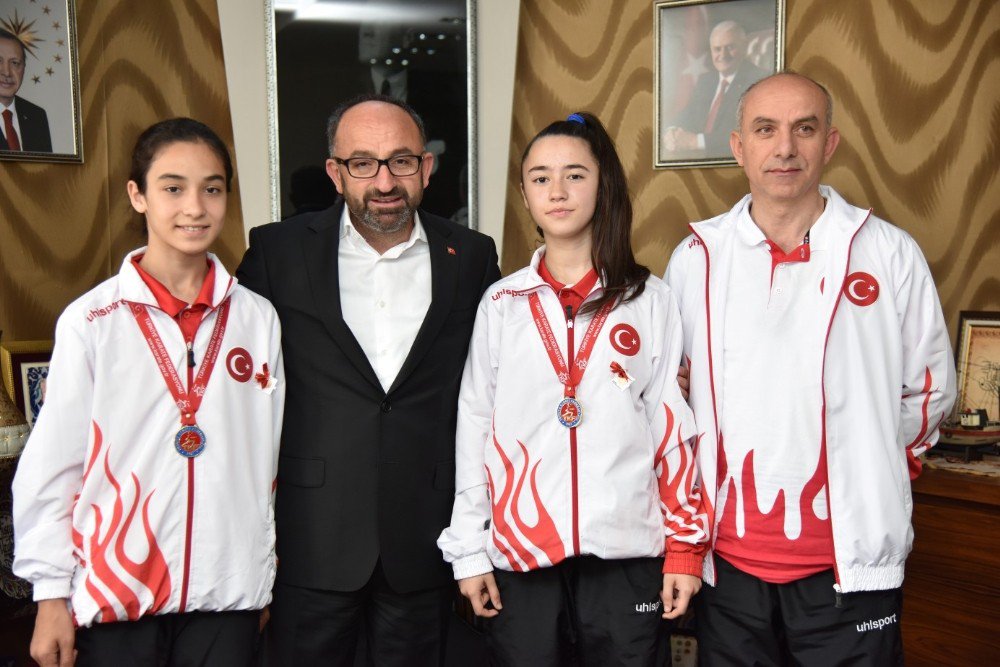 Başkan Üzülmez, Balkan Karate Şampiyonası’ndan Madalya İle Dönen Çocukları Ağırladı