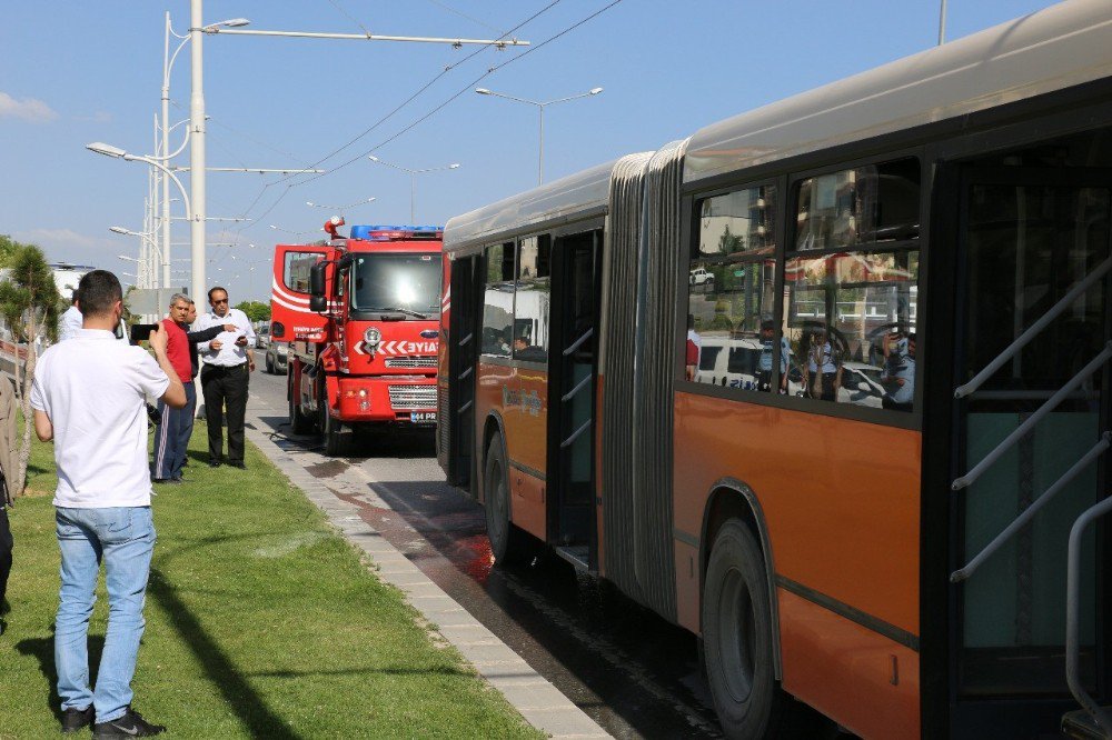 Yolcu Otobüsünde Yangın Çıktı