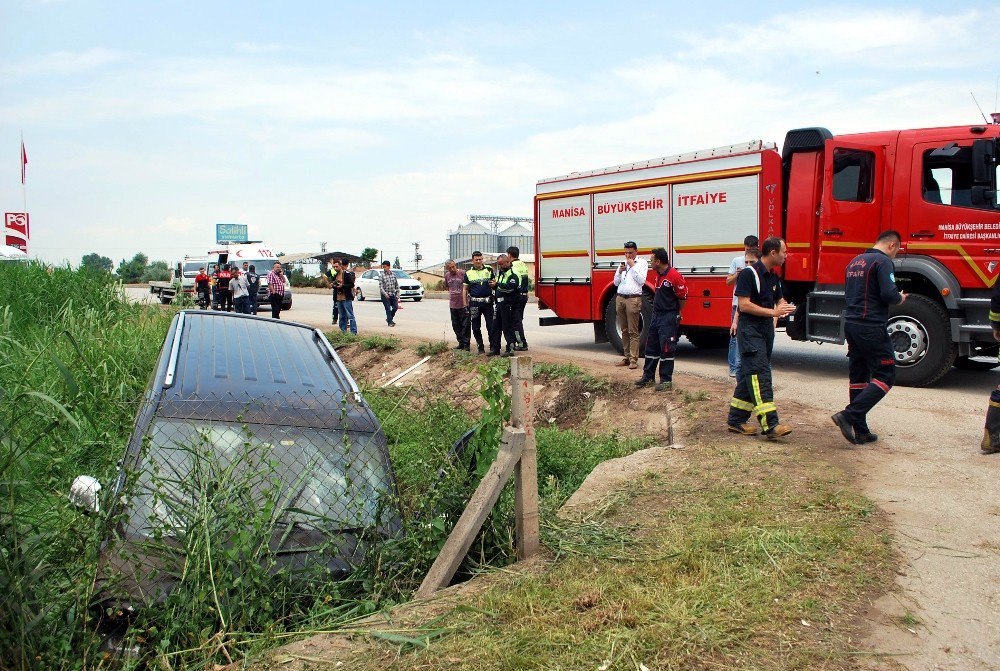 Manisa’da Minibüs Şarampole Uçtu: 3 Yaralı