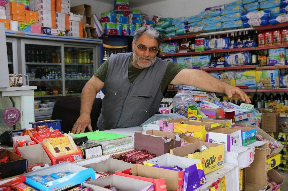 Depremin Paniğiyle Tezgahın Üstünden Atladı