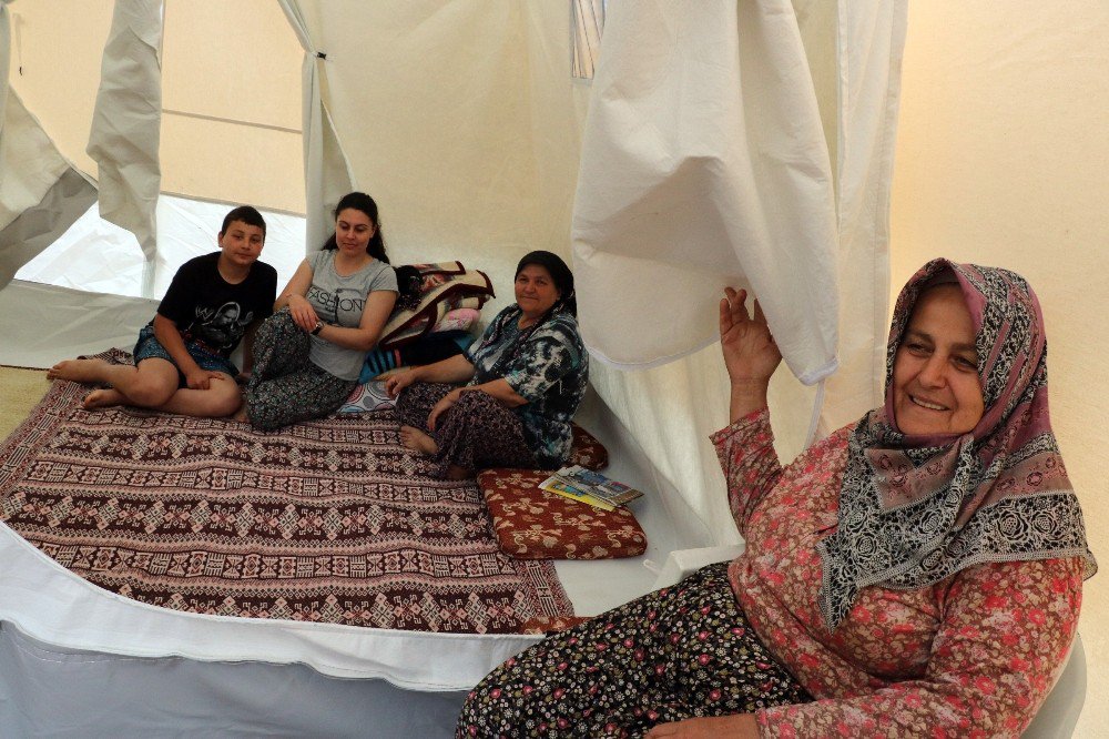 Deprem Bölgesinde Çadırda Yaşam Devam Ediyor