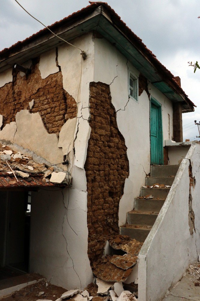 Deprem Bölgesinde Çadırda Yaşam Devam Ediyor