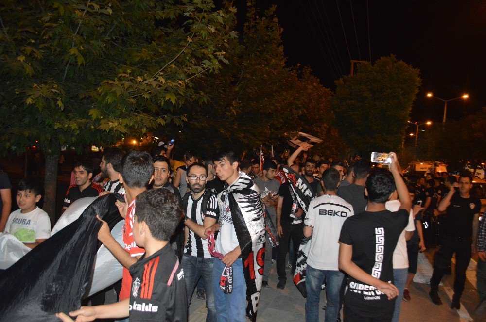 Mardin’de Beşiktaş Şampiyonluğuna Havai Fişekli Kutlama