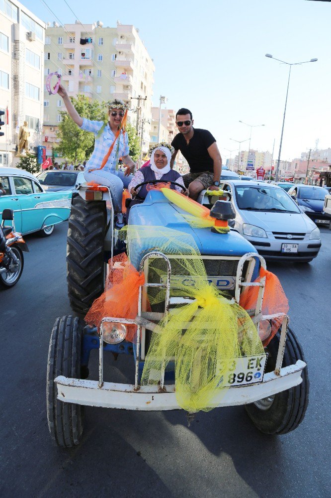 Soli Güneş Festivali Kortejinde Renkli Görüntüler