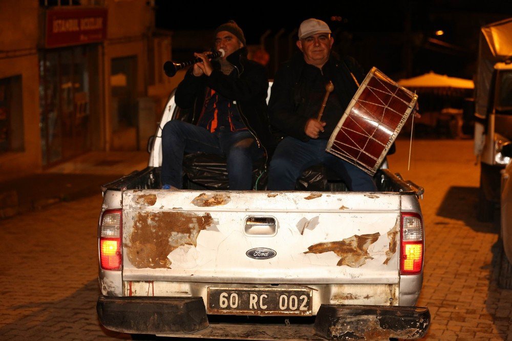 Kamyonetin Üzerinde Vatandaşları Sahura Uyandırıyorlar