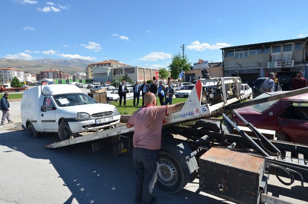 Yeşilyurt Belediyesi Görüntü Kirliliği Oluşturan Hurda Araçları Kaldırıyor