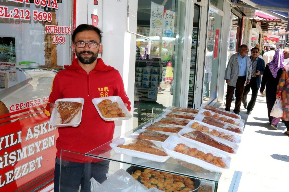 Yozgat’ta Ramazan Tatlıları Sokakta Satılıyor