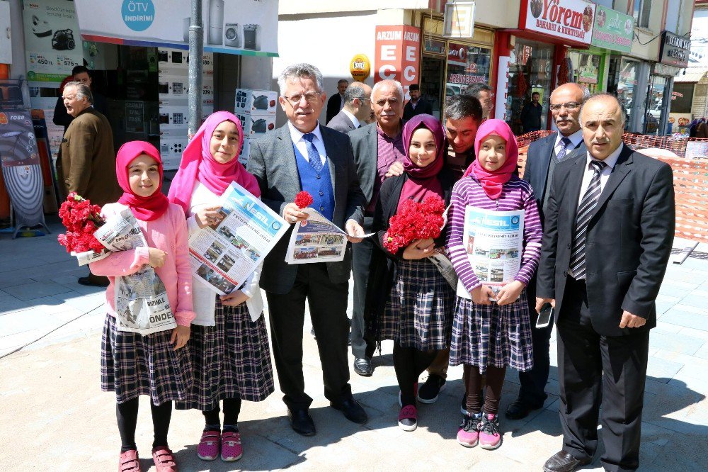 Yozgat’ta Öğrenciler Okul Gazetelerini Esnafa Dağıttı