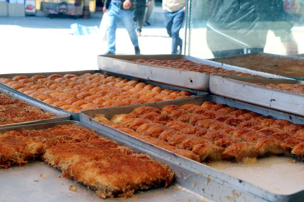 Yozgat’ta Ramazan Tatlıları Sokakta Satılıyor