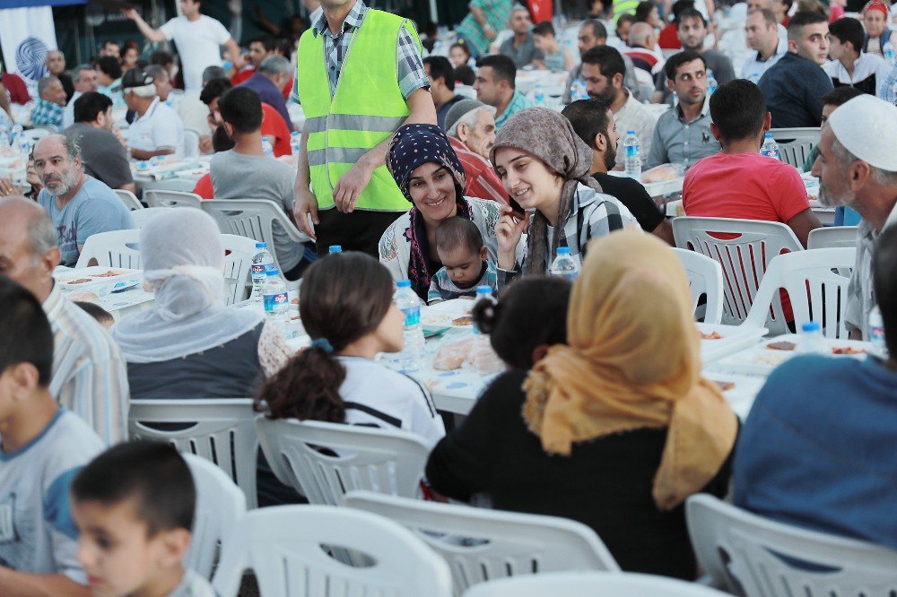 Seyhan’da Her Gün Bin 500 Kişilik İftar Sofrası Kuruluyor