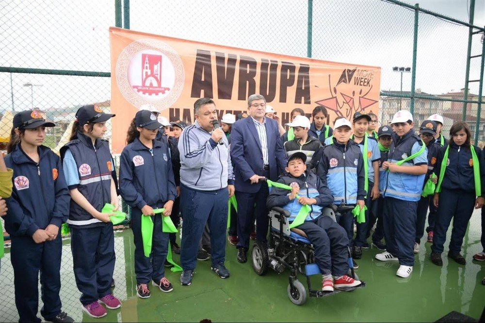 Bastonlu Teyzeler Gençlere Taş Çıkardı