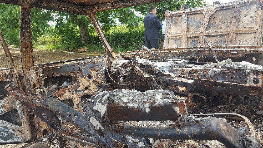 Çaldıkları Otomobili Tarlada Ateşe Verdiler