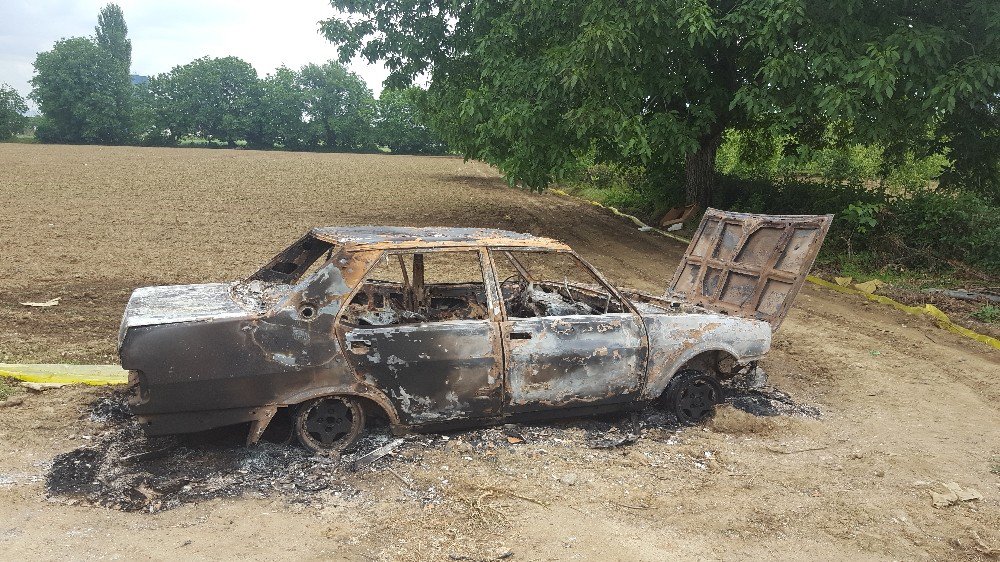 Çaldıkları Otomobili Tarlada Ateşe Verdiler