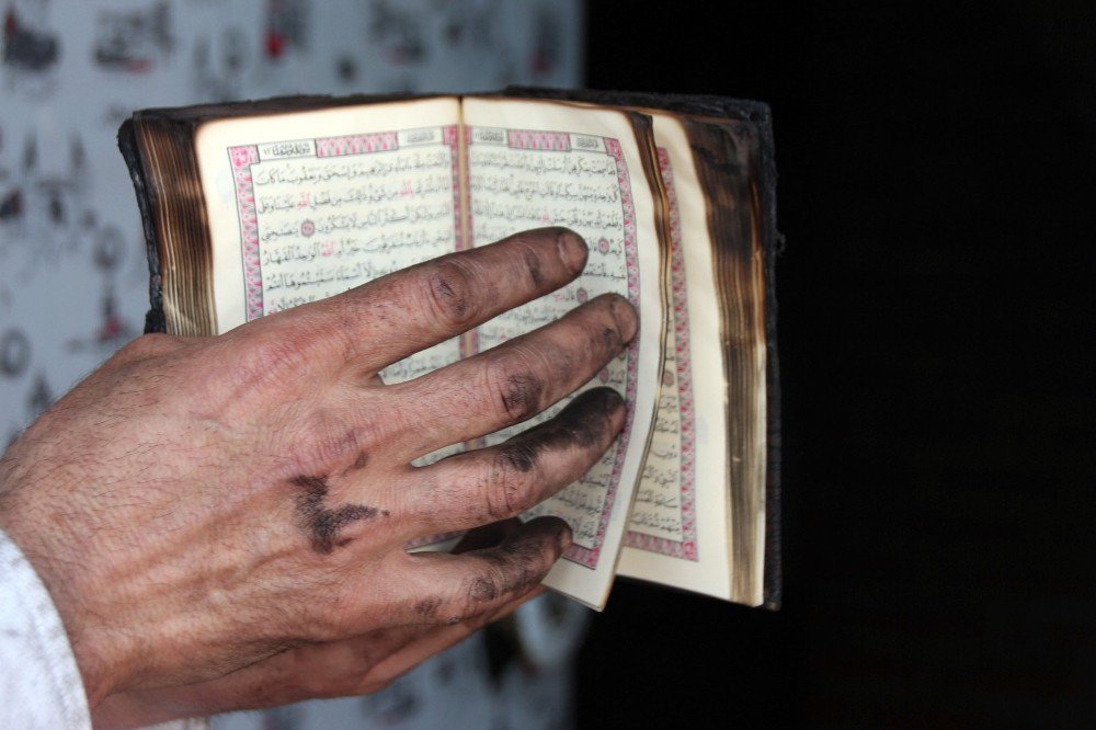 Alev Topuna Dönen Dükkanda Tek Yanmayan Kur’an-ı Kerim Oldu