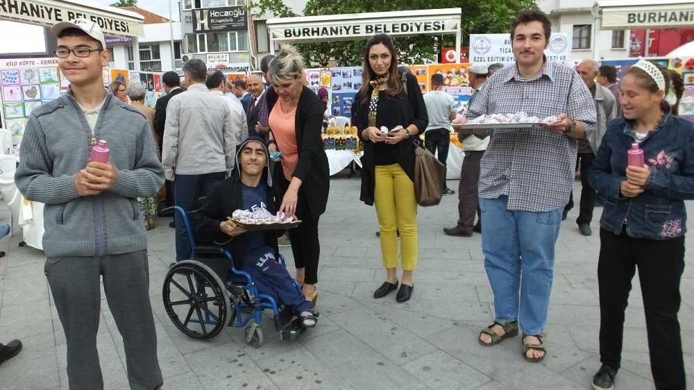 Burhaniye’de Özel Öğrencileri Yılsonu Sergisi İlgi Gördü