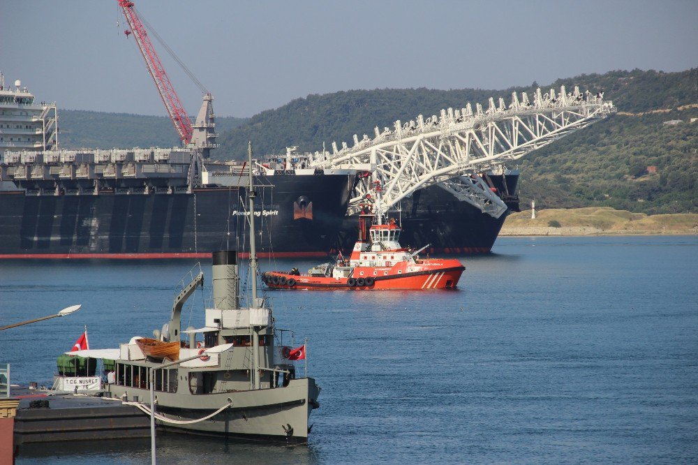 Dev Gemi Çanakkale Boğazı’ndan Geçti