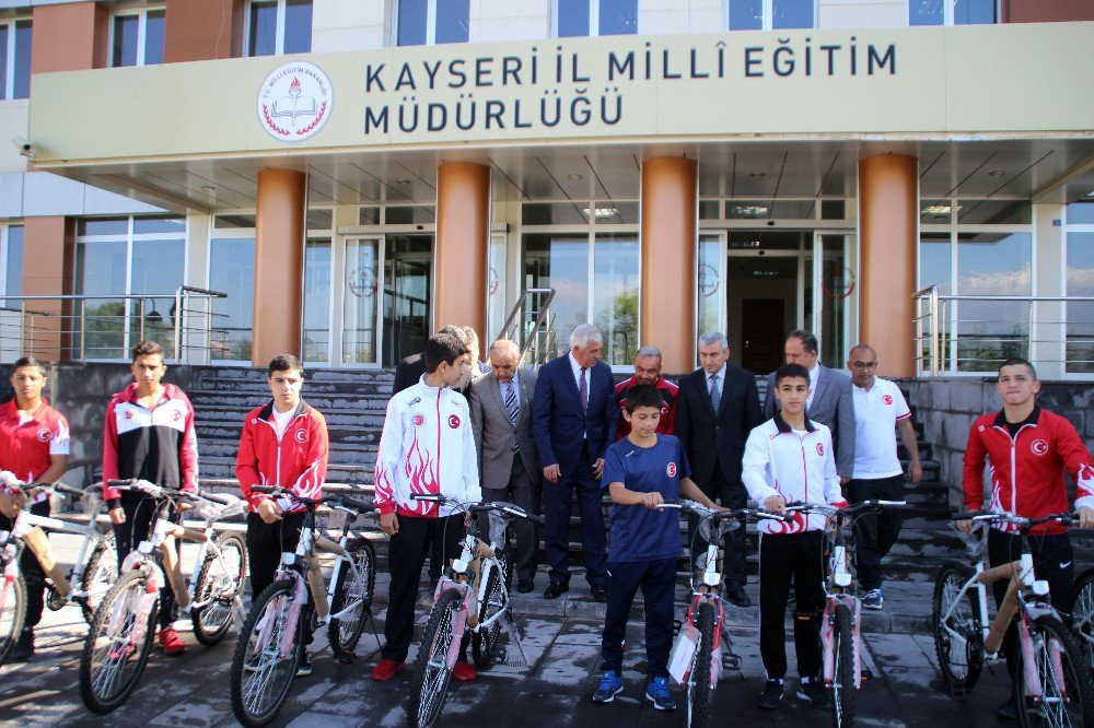 İl Milli Eğitim Müdürü Elmalı, Başarılı Sporcuları Ödüllendirdi