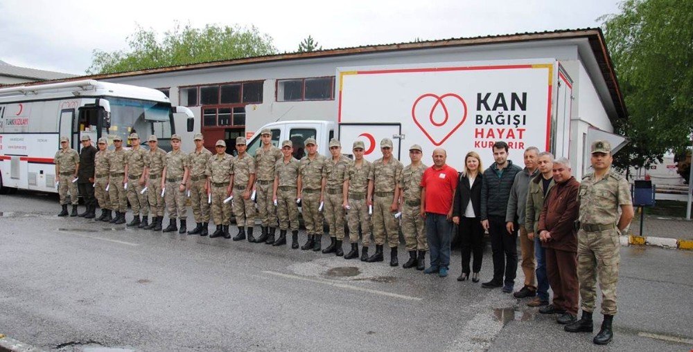 42 Jandarma Personelinden Kızılay’a Kan Bağışı