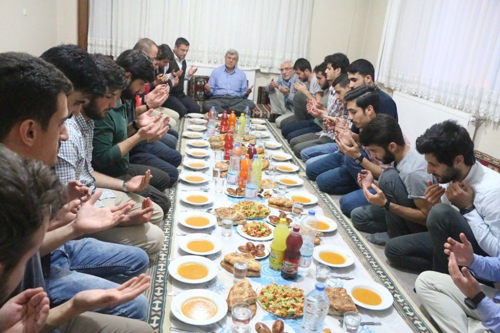 Başkan Karaosmanoğlu, Öğrenci Evinde İftar Yaptı