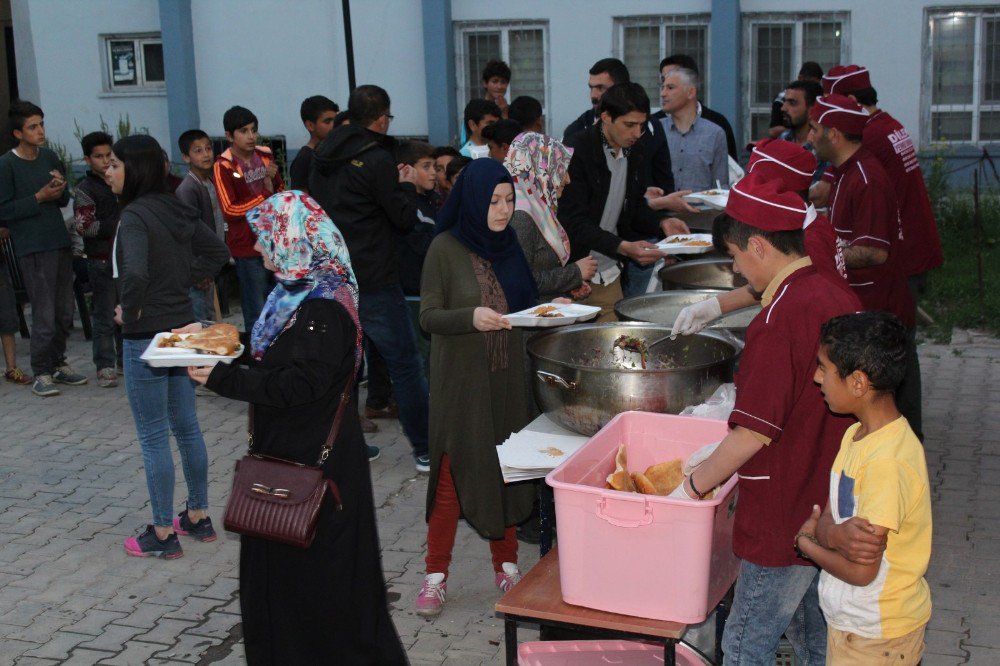 Bulanık Belediyesinden İftar Çadırı