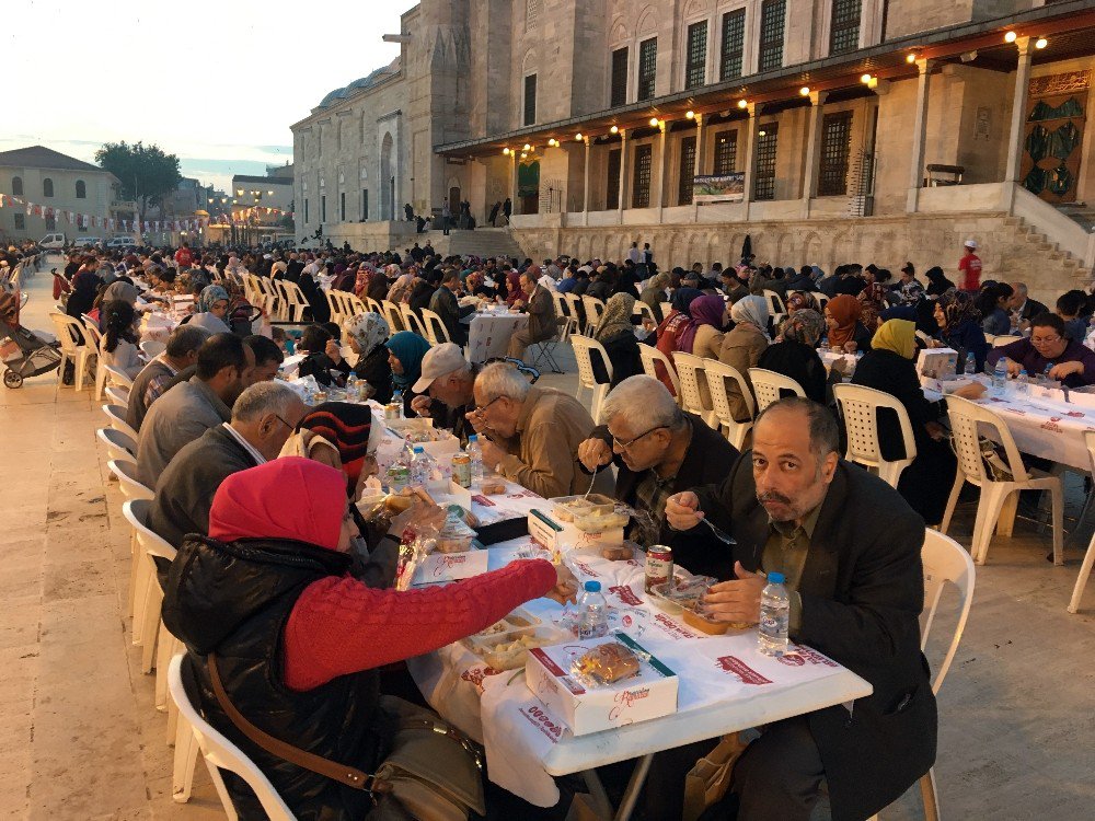 Binlerce Vatandaş Fatih Camii Avlusunda İftar Yaptı