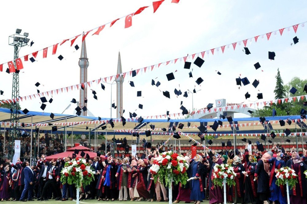 Omü İlahiyat Fakültesinde Mezuniyet Coşkusu