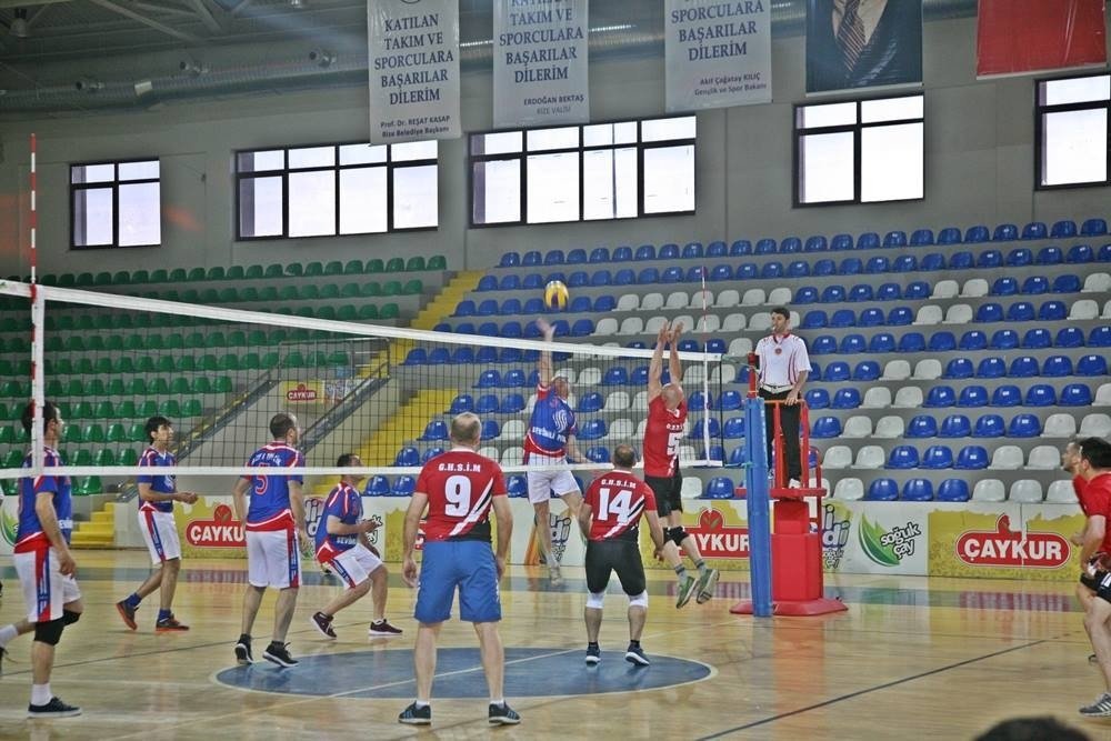 Rize’de Kurumlararası Voleybol Turnuvasının Galibi Hem Kadınlarda Hem Erkeklerde Milli Eğitim İl Müdürlüğü Oldu