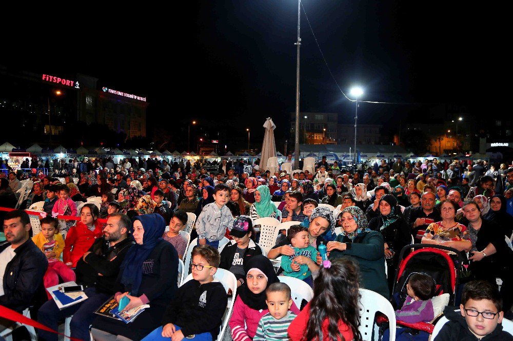 Ender Saraç: “İftar Sofrasında Kurt Adam Veya Kurt Kadın Oluyoruz”