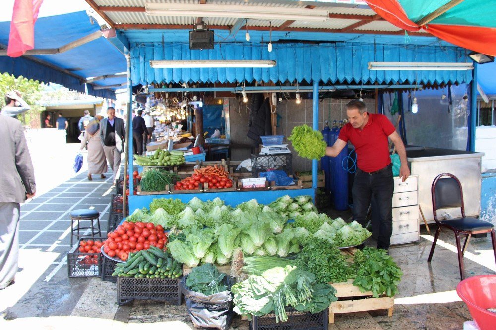 Balıkçı Tezgahları Meyve Ve Sebze Reyonuna Döndü