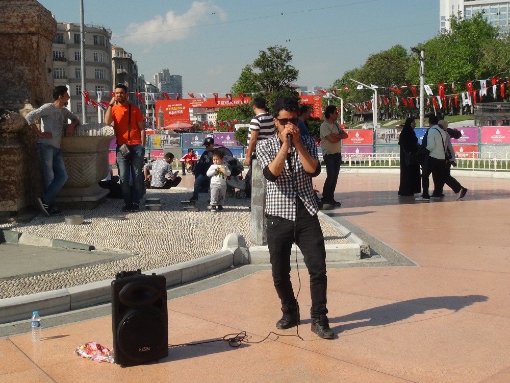 Yetenek Sizsiniz Ferit Aslan’dan Taksim’de “Beatbox” Şov