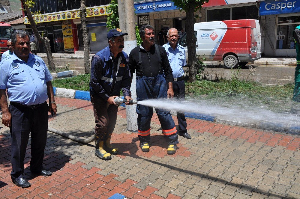 Yüksekova’da Çarşı Merkezi Yıkandı