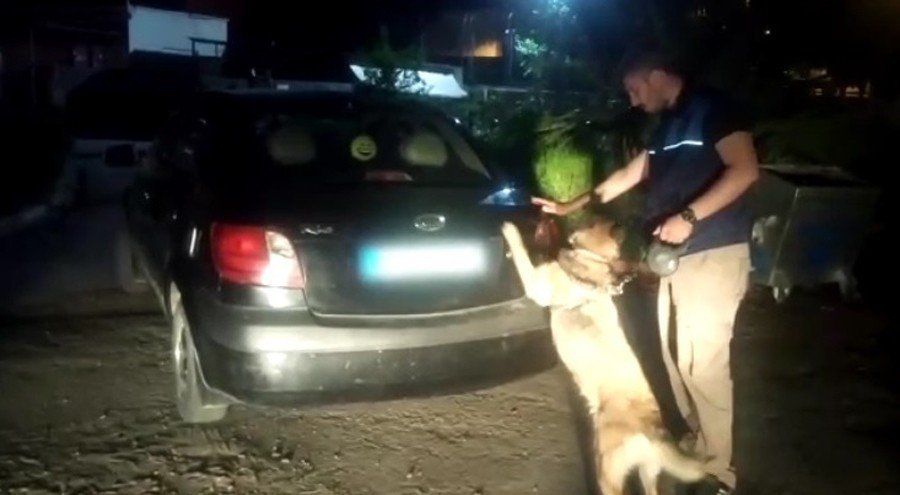 Otomobilin Zulasında 2 Kilo Esrar Ele Geçirildi