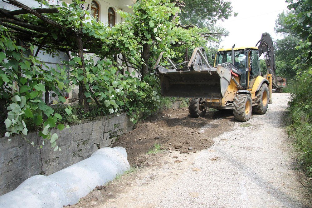 Akyazı Türbe Sokakta Yağmur Suları Kontrol Altında