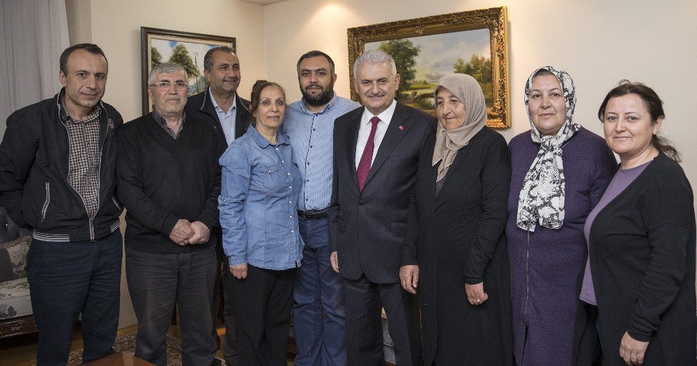 Başbakan Yıldırım Teravih Namazı Sonrası Vatandaşların Çay Davetini Kırmadı