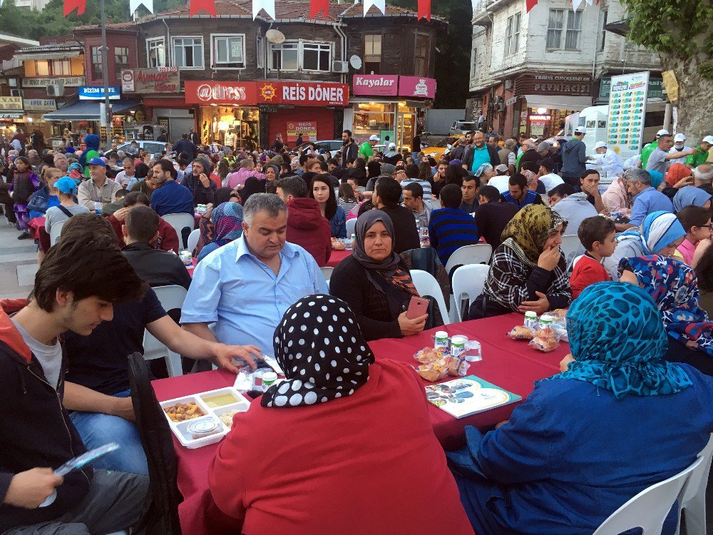 Binlerce Vatandaş, Beykoz Meydanındaki Gönül Sofrasında Oruçlarını Açtı