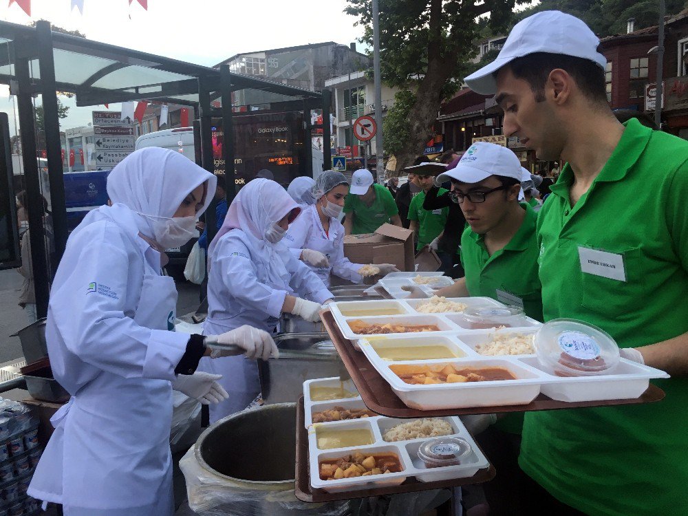 Binlerce Vatandaş, Beykoz Meydanındaki Gönül Sofrasında Oruçlarını Açtı