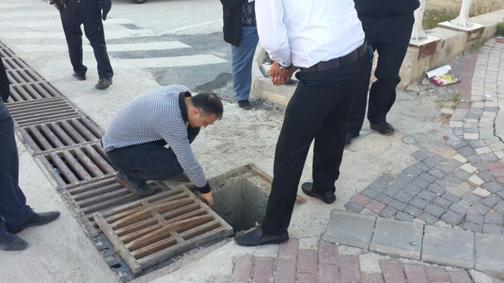 Mazgala Düşürdüğü Anahtarı Almaya Çalışırken Aracın Altında Kaldı