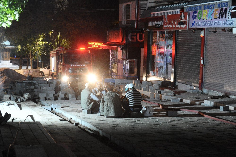 Yangına Aldırmayan İşçiler İtfaiye Işığında Sahur Yaptı