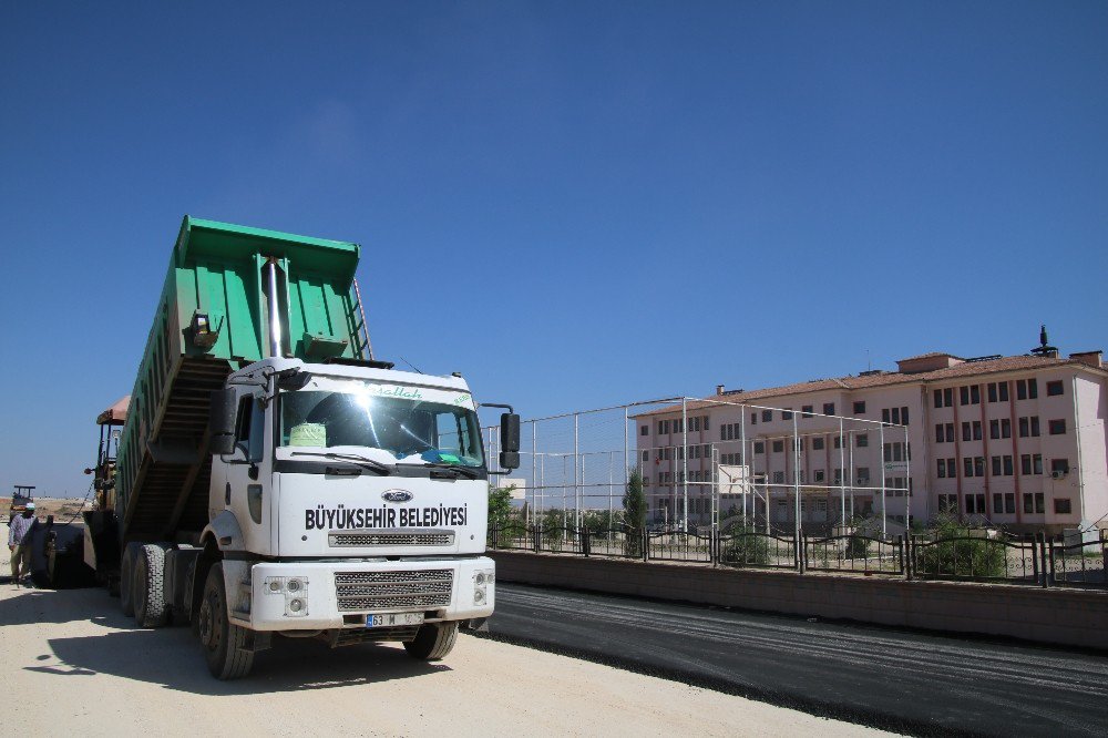 Büyükşehirden Akçakale’de Sıcak Asfalt Hizmeti