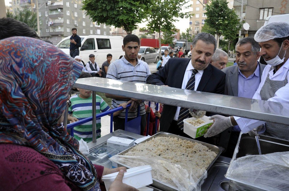 Siirtliler Diyarbakır’da Bin 500 Kişilik İftar Çadırı Açtı