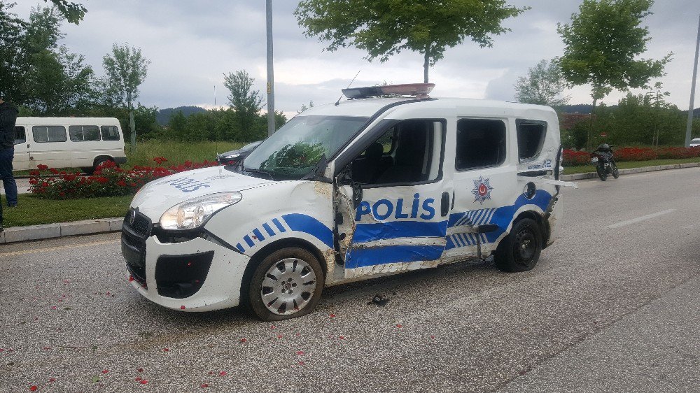 Polis Aracı Kaza Yaptı 1 Yaralı