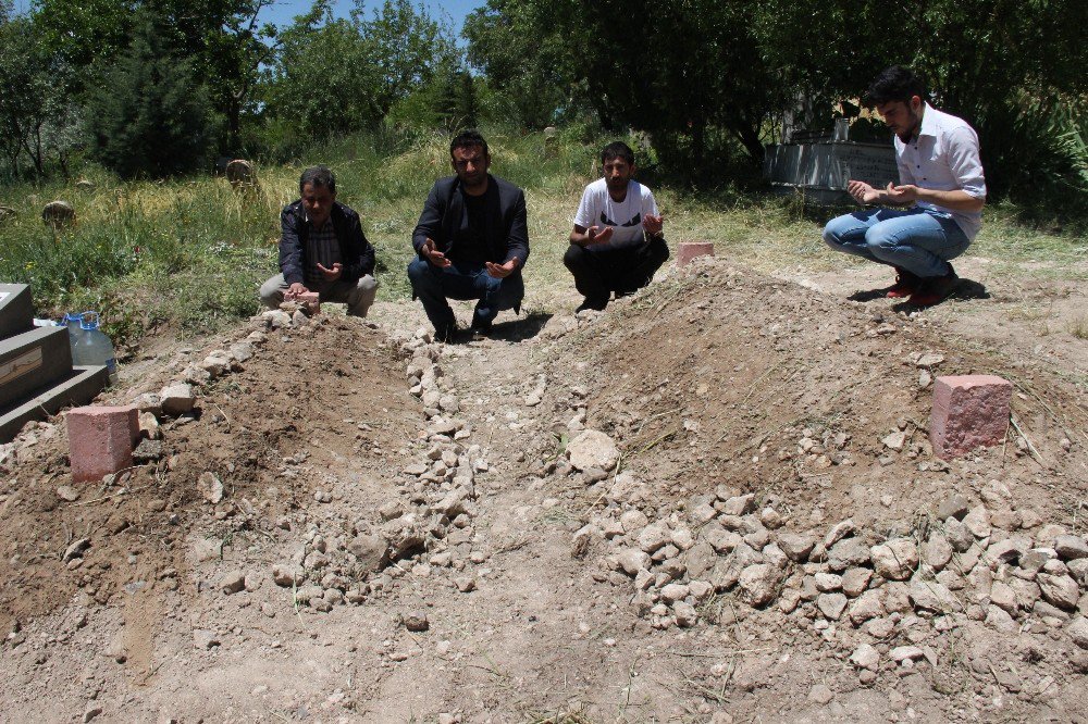 37 Yıllık Evli Çift, Bir Gün Arayla Öldü, Aynı Gün Toprağa Verildi