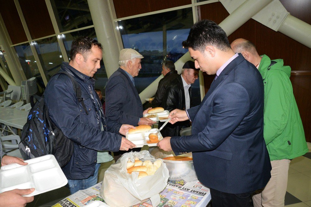 Bozüyük Belediyesi’nden Her Akşam Yolculara Ve Terminal Görevlilerine İftar Yemeği