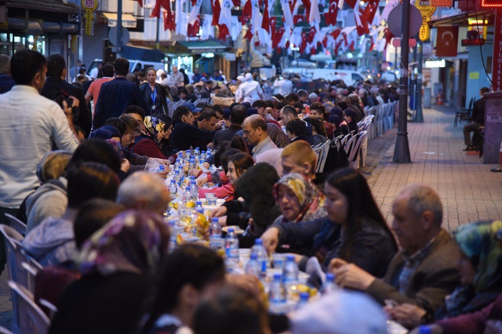 İzmit’in İlk Toplu İftarı Kuruçeşme’de Yapıldı