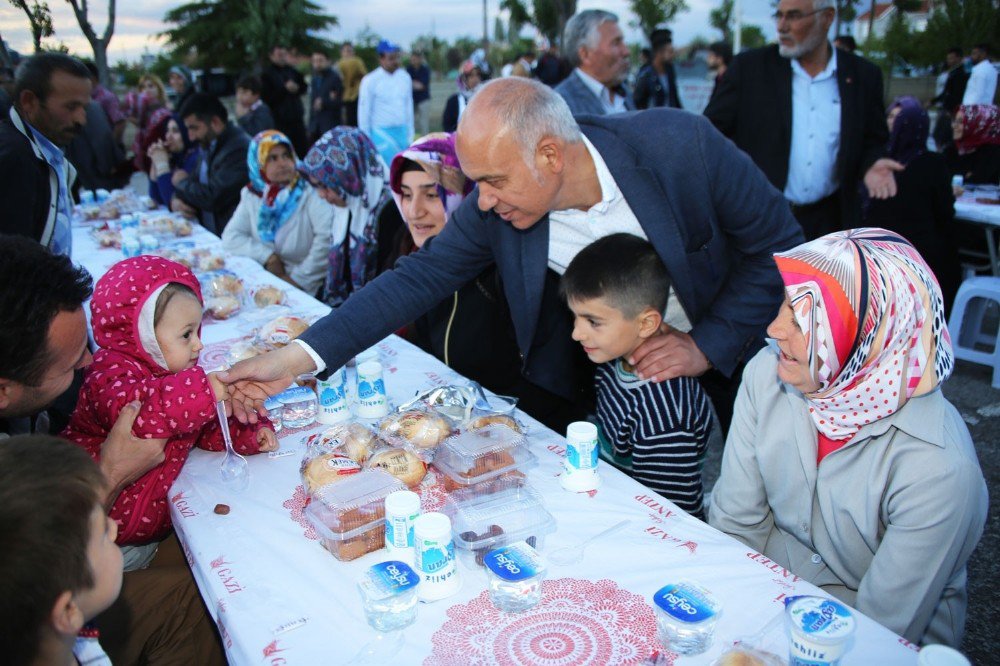 Karaman Belediyesinin İlk İftar Sofrası Atatürk Mahallesi’nde Kuruldu