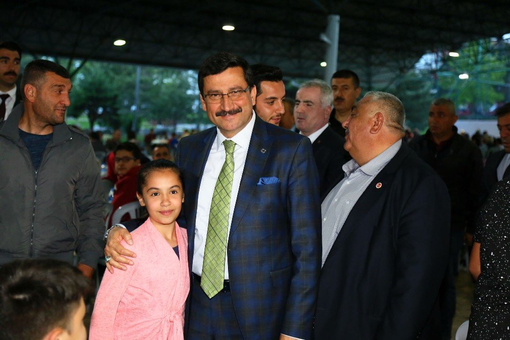 Keçiören Belediyesi İftar Sofrasını Ayvalı’da Kurdu