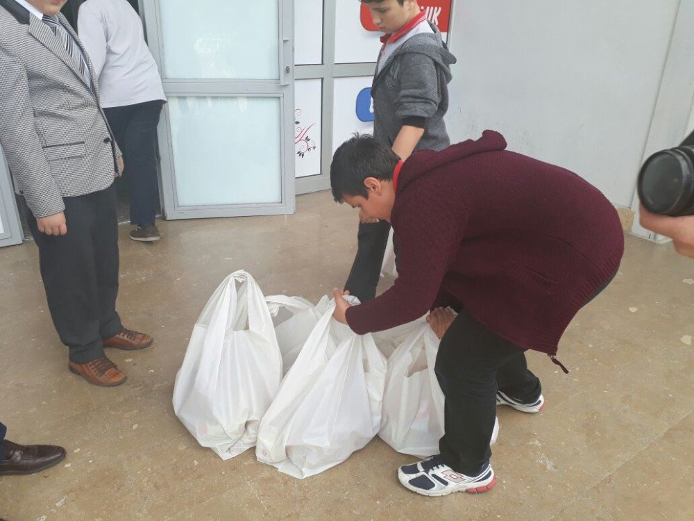 Gölcüklü Öğrencilerden Suriyeli Kardeşlerine Yardım